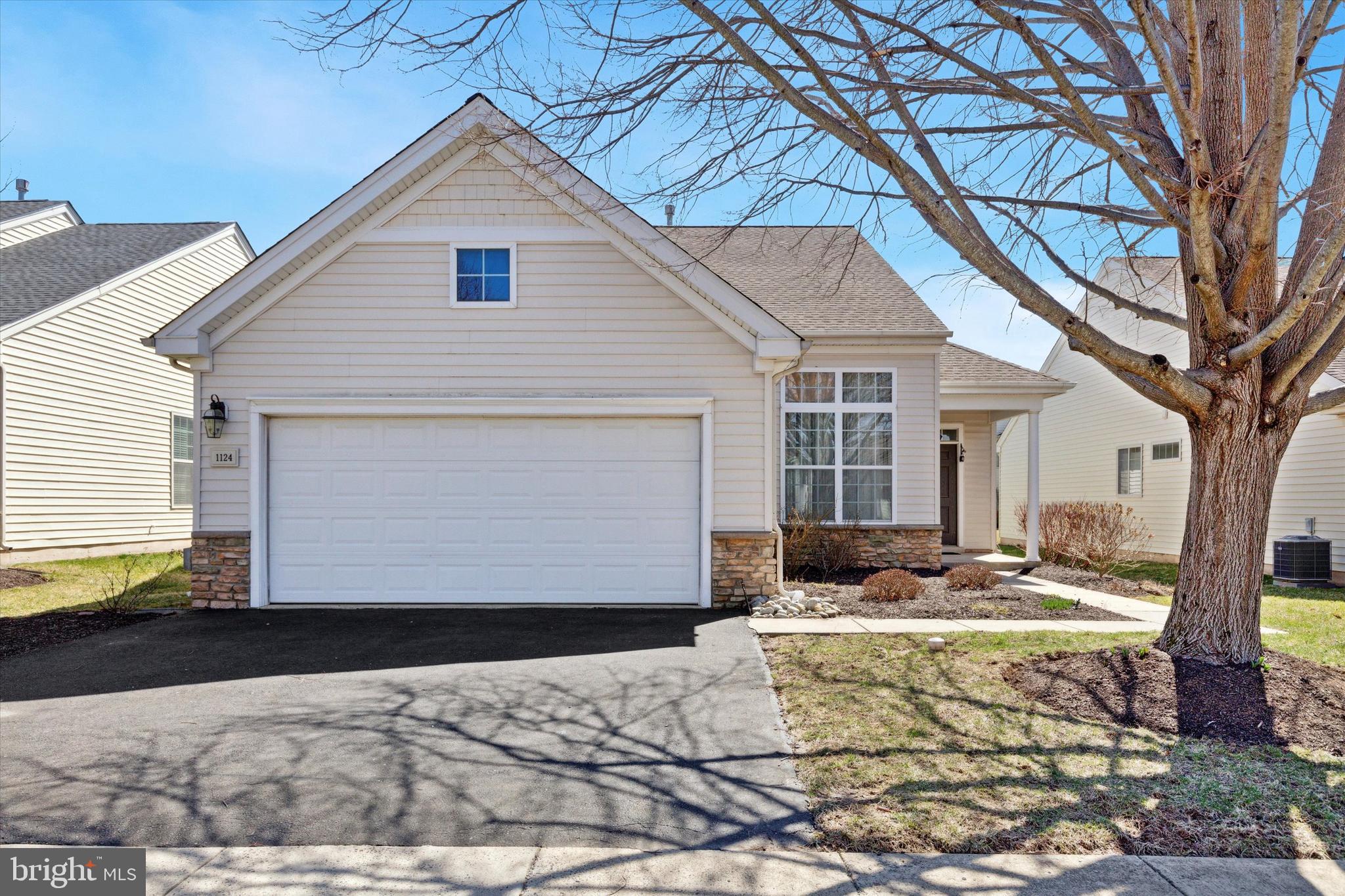 WARWICK MANOR - Residential