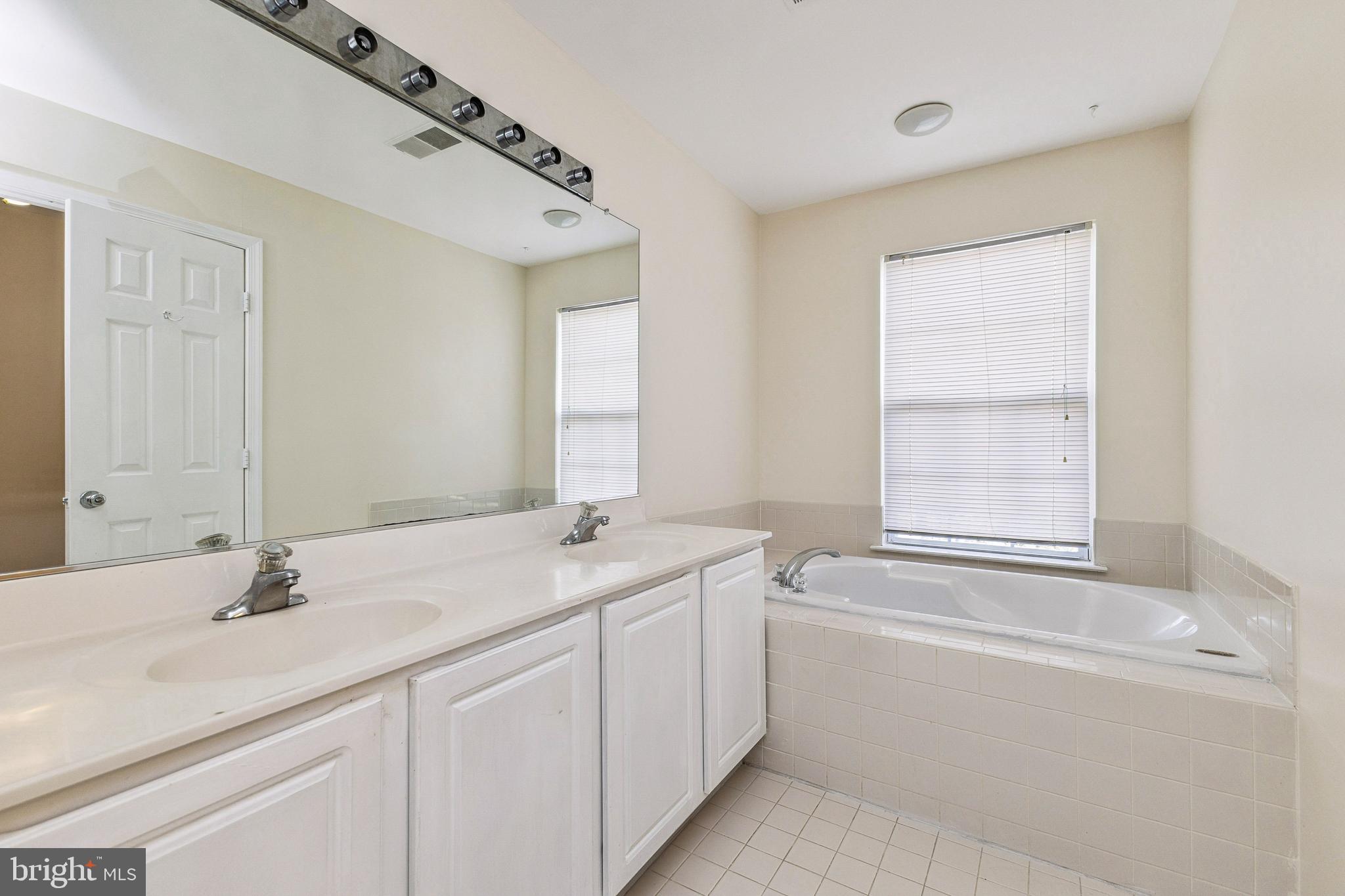 PW COUNTY CENTER LANDBAY - Residential Lease