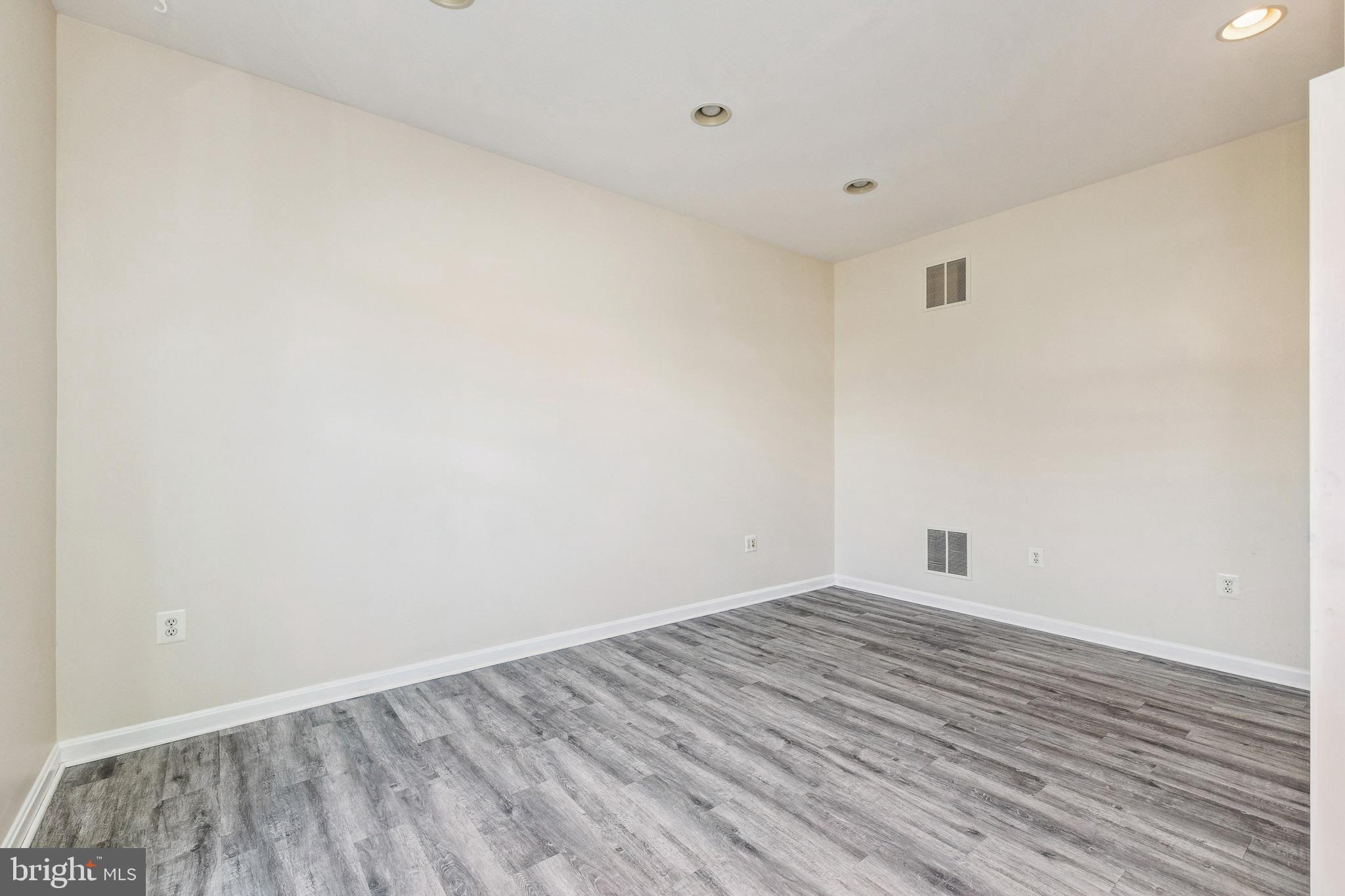 PW COUNTY CENTER LANDBAY - Residential Lease