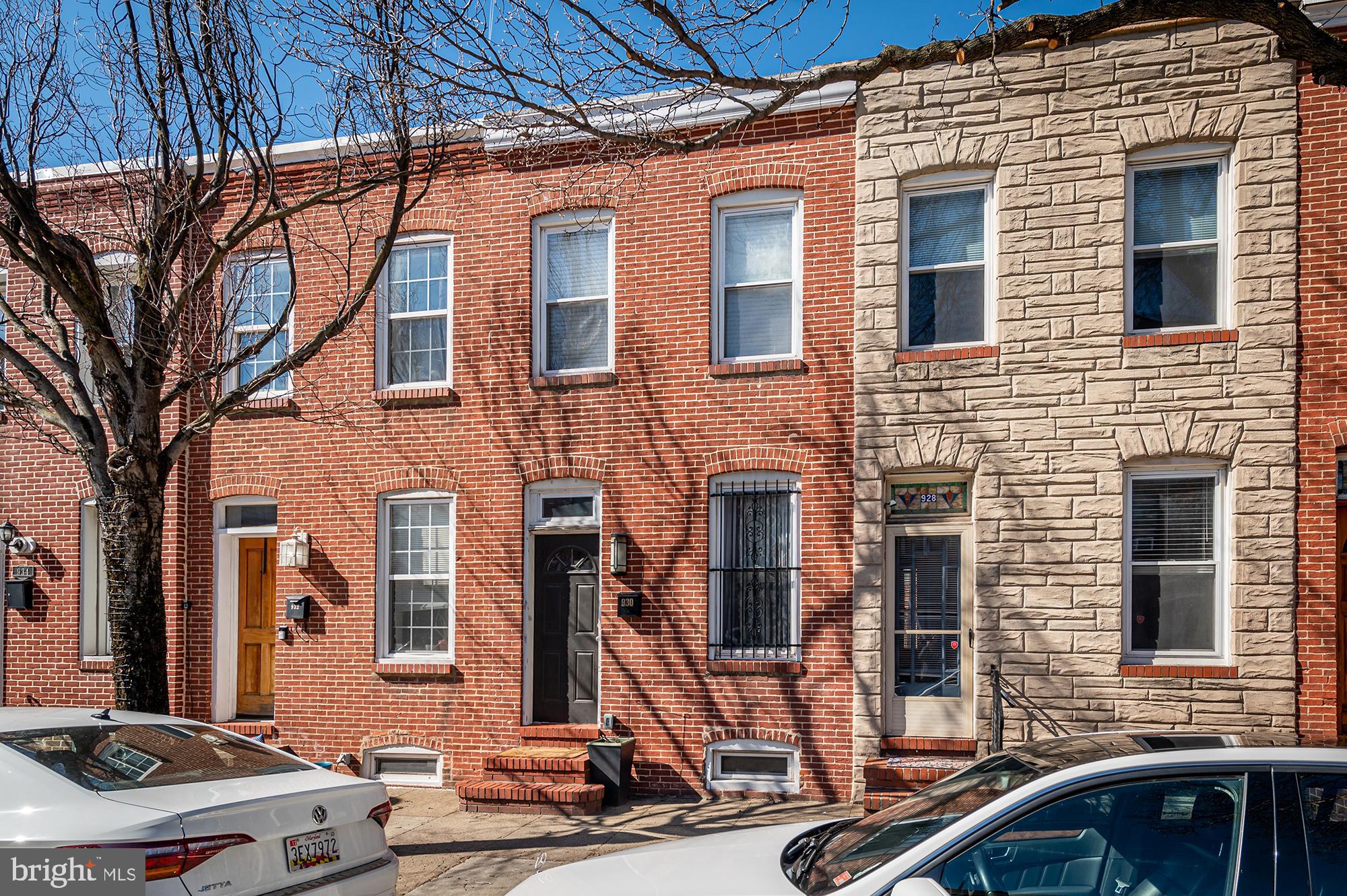 Don't miss out on this "Canton Cutie"! Located on a a quaint tree lined street but close to ALL THINGS CANTON! Loads of natural light. Hardwood floors Upper Level Laundry. Great courtyard Pets case by case