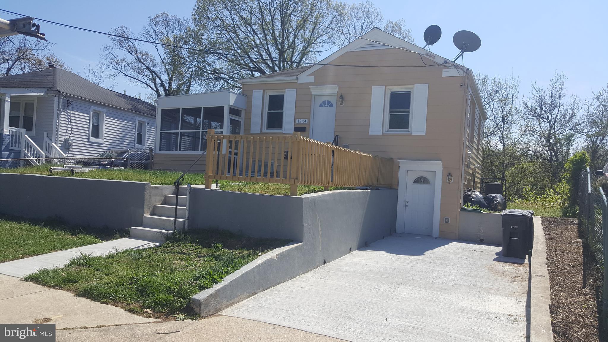 Beatiful, newly painted and hardwood upstairs 3 bedroom house. Recess lighting.Nice ceramic tile floor basement with 2 entrances, wet bar, can put a fride too. Excellent condition.