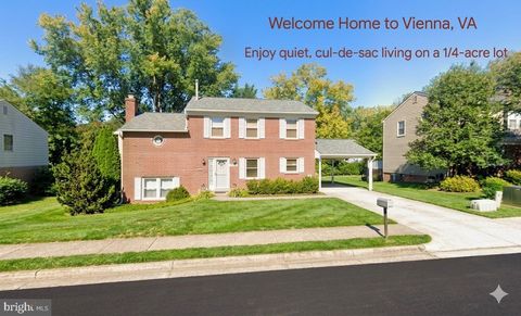 Photo of 404 Tapawingo Road SE, VIENNA, VA 22180 (MLS # VAFX2310914)