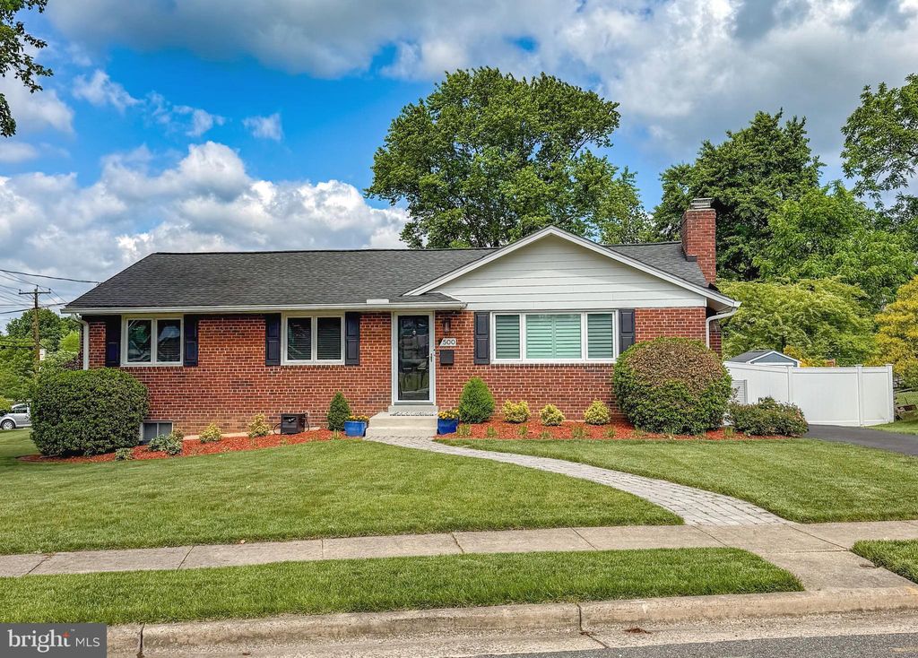Photo of 500 N Naylor Street N, ALEXANDRIA, VA 22304 (MLS # VAAX2060754)