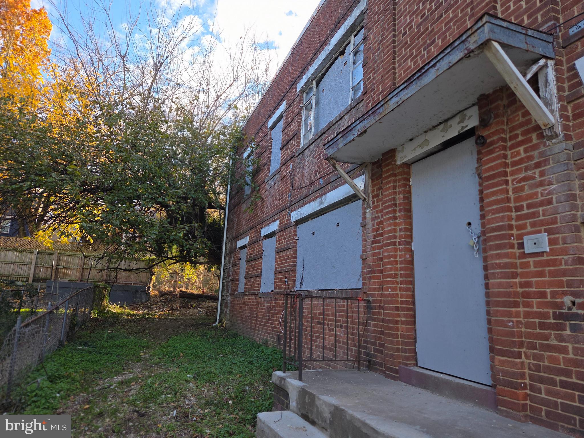 4639 HILLSIDE ROAD SE