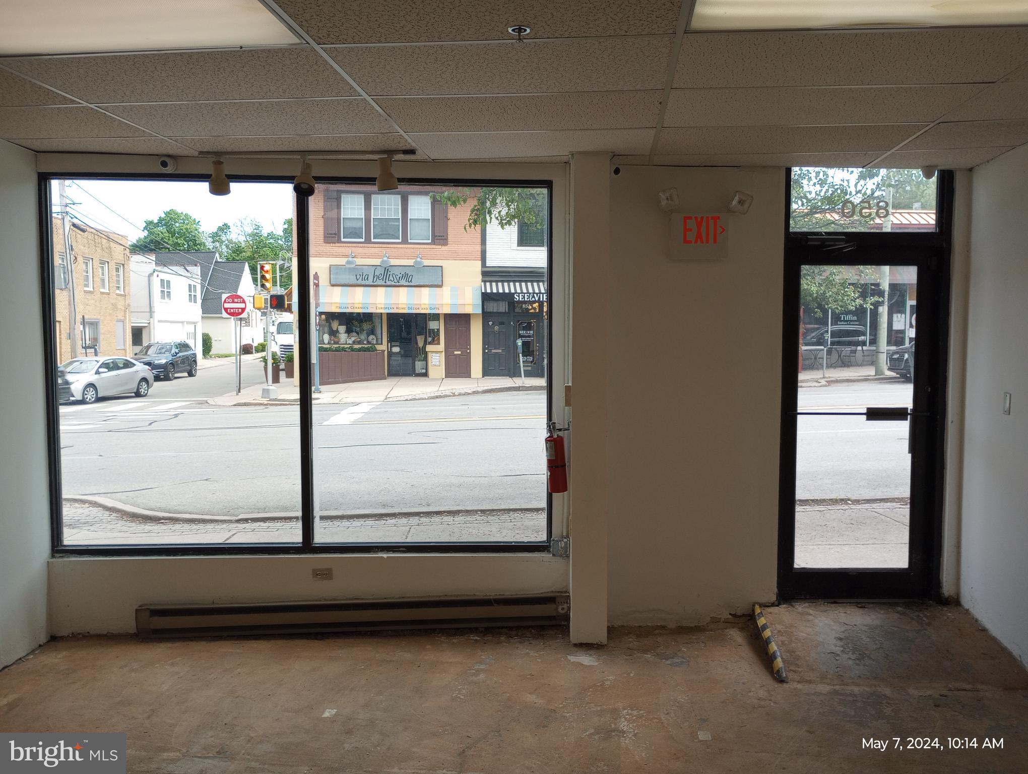 850 W LANCASTER AVENUE