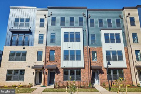 Photo of 1682 Bandit Loop #14B, RESTON, VA 20190 (MLS # VAFX2307096)