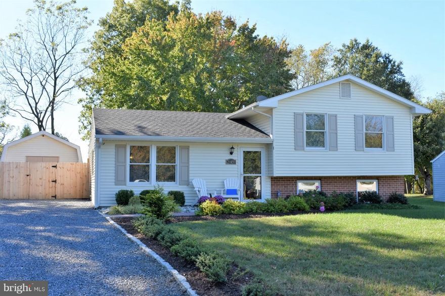 Split level in Golton. Features new flooring, granite counter tops, huge family room with stone surround gas fireplace, 3 bedrooms,  separate study/office, massive tiled master bathroom double shower heads, extensive hardscaped patio, built-in grill, hot tub, privacy fence, mature trees.