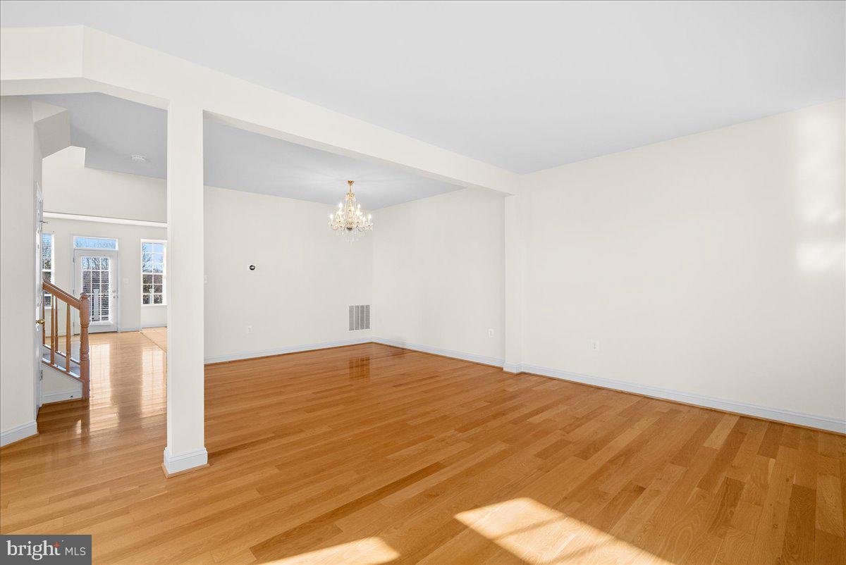 927 BUTTONWOOD TERRACE NE