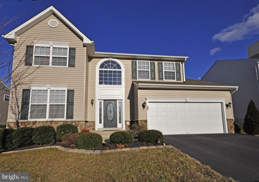 LOOK NO FURTHER! BEAUTIFUL PRISTINE COLONIAL, BETTER THAN NEW! 4 BDMS, 3.5 BA., GRT OPEN FLR PLAN, CUSTOM GOURMET GRANITE KITCHEN W/ UPSCALE RAISED PANEL BIRCH CABINETS, SS APPLIANCES, MASTER SUITE W/ SITTING RM & LUX SPA BATH, DEN/LIVING RM, FORMAL DINING RM, LRG FAMILY RM W/ GAS FRPL,GLEAMING HDWD FLRS, CERAMIC TILE, LRG REAR DECK, LEVEL YARD, IRRIG.SYS +MORE! (LL BED #4 NTC) <5 MIN TO VRE/HOV!