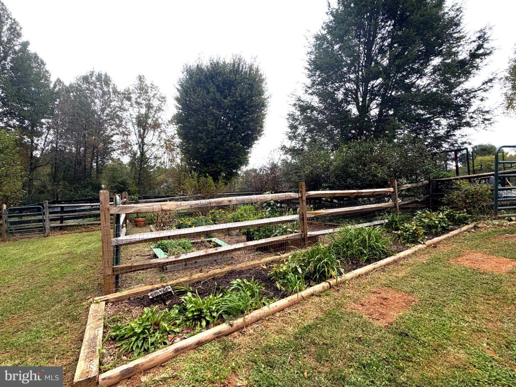 Photo of 6400 Cotswold Way, BROAD RUN, VA 20137 (MLS # VAFQ2024318)