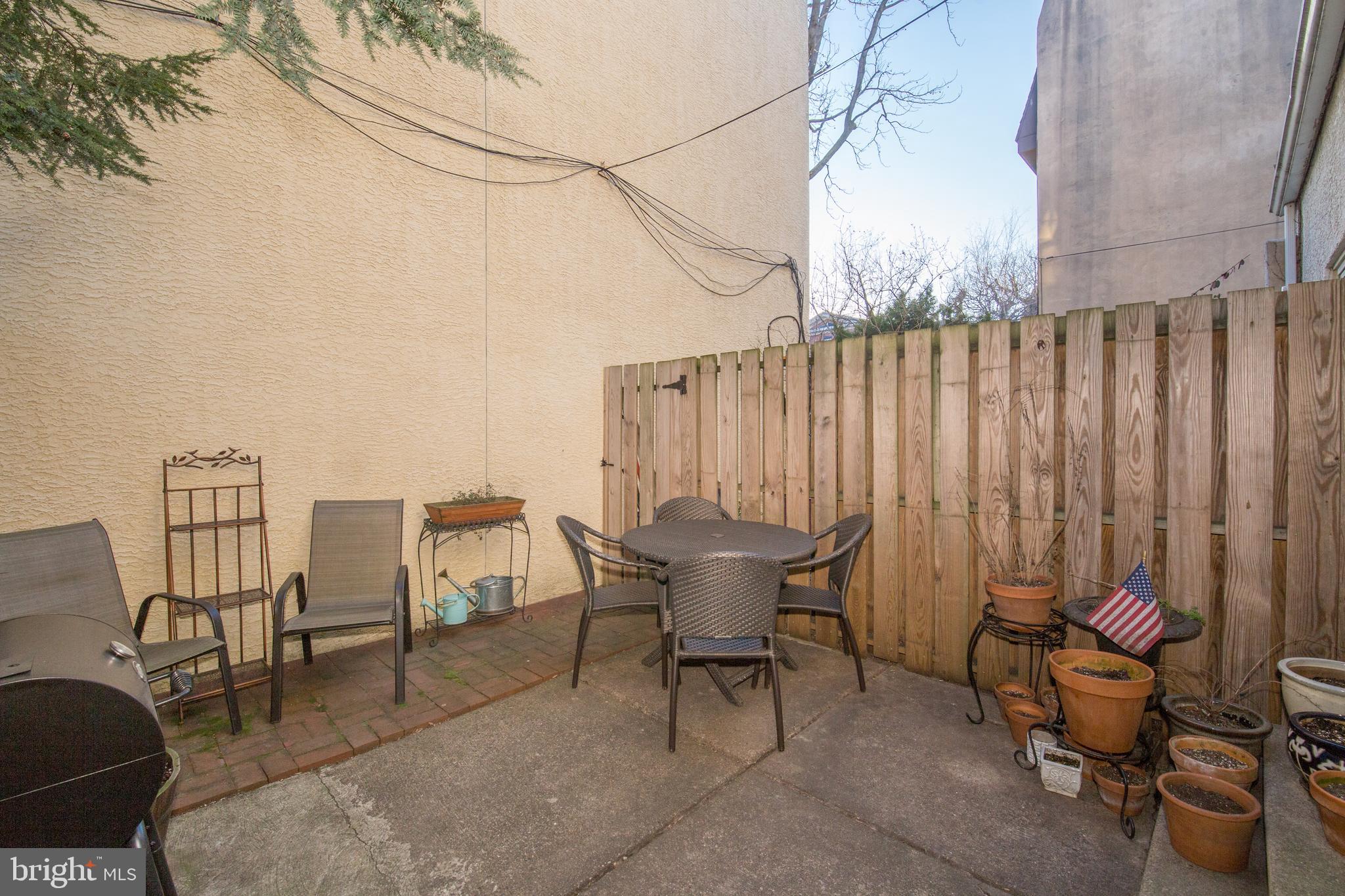QUEEN VILLAGE - Residential