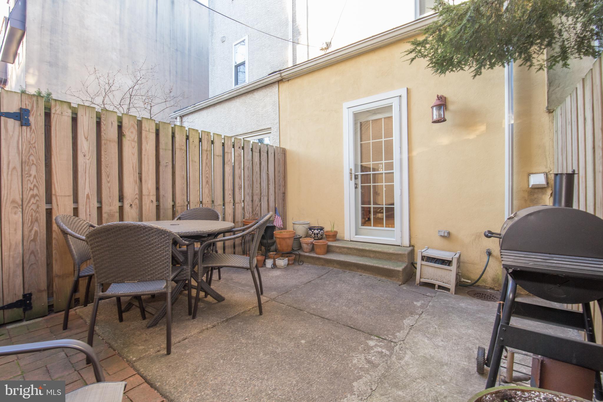 QUEEN VILLAGE - Residential