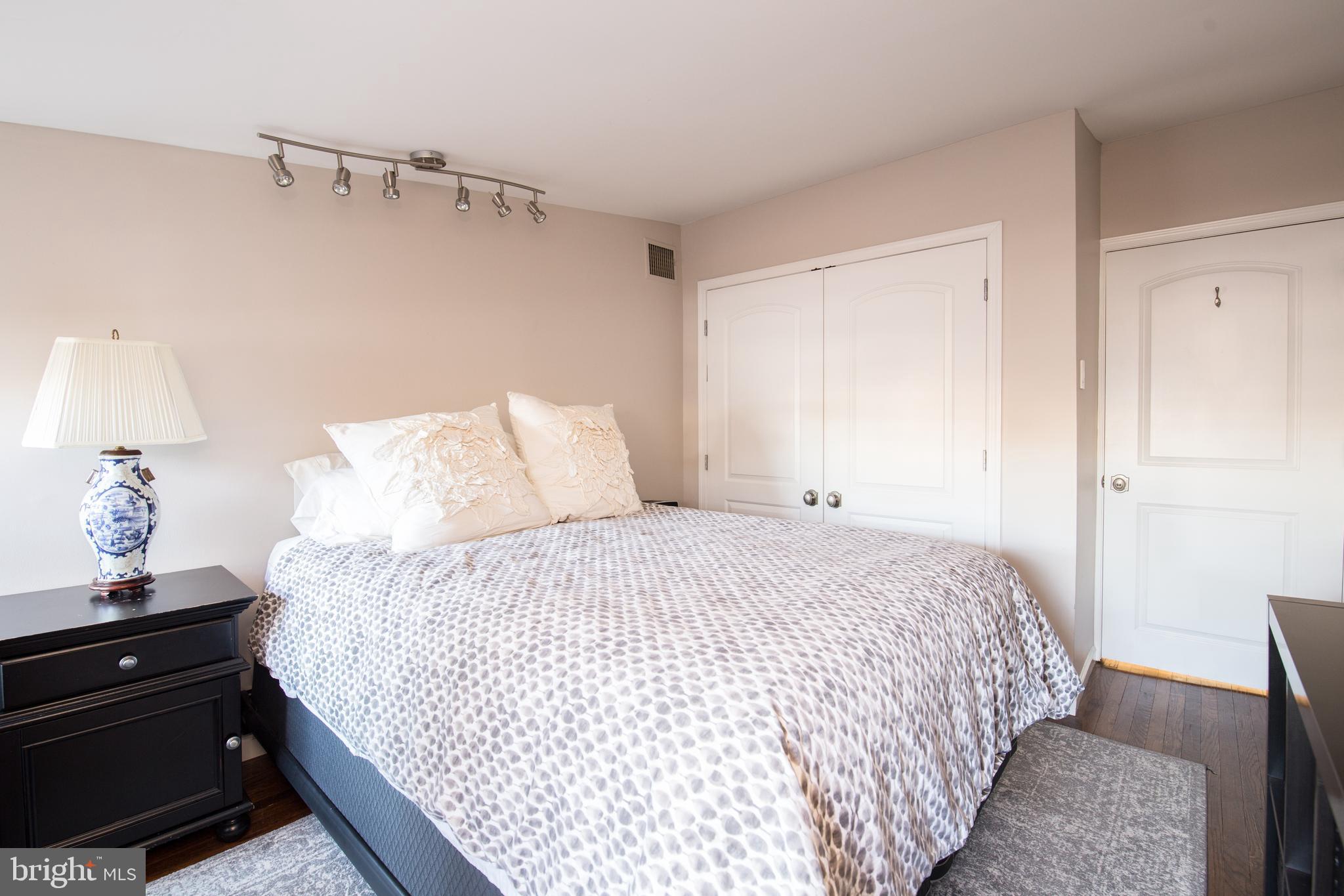 QUEEN VILLAGE - Residential