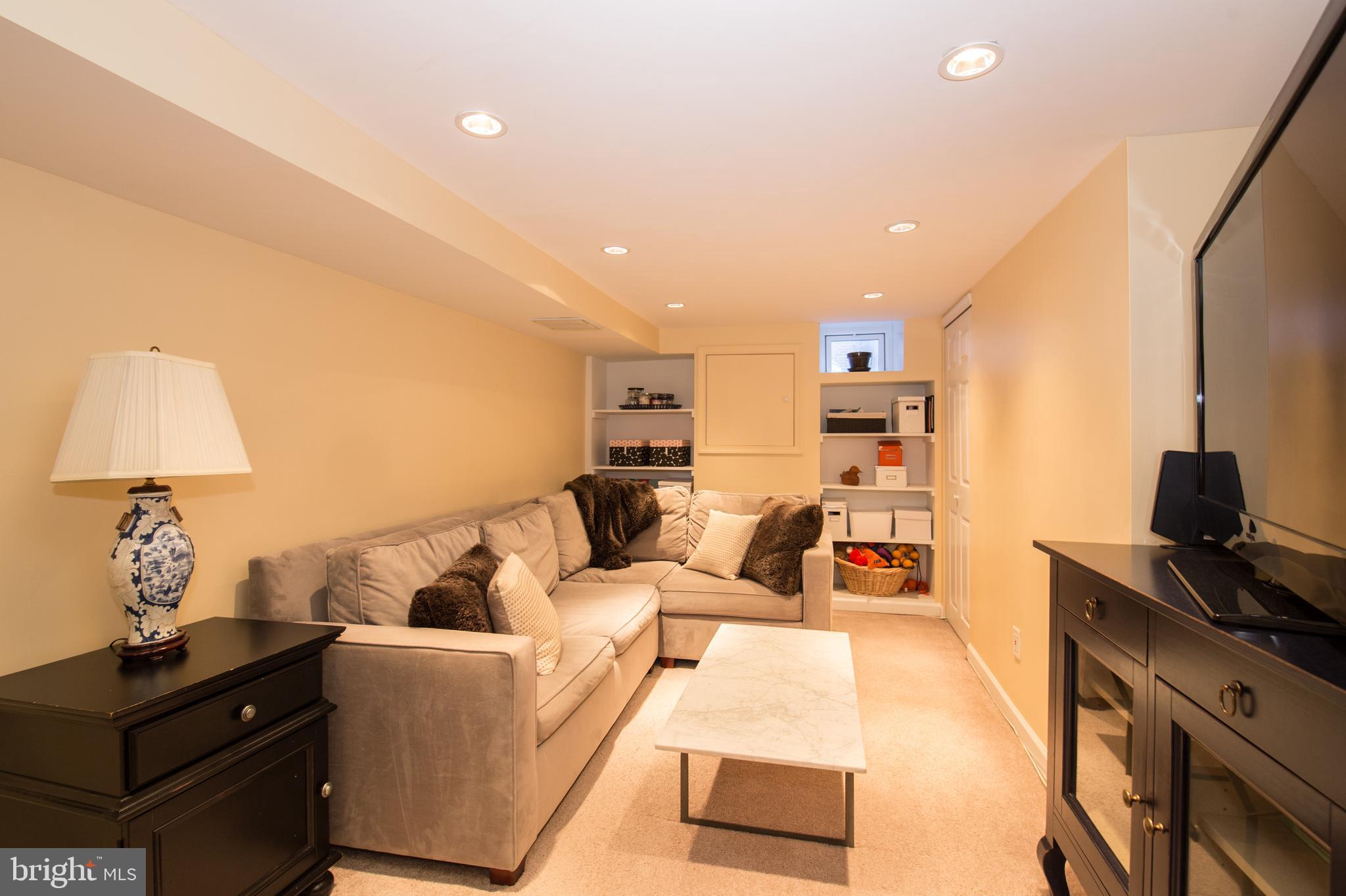 QUEEN VILLAGE - Residential