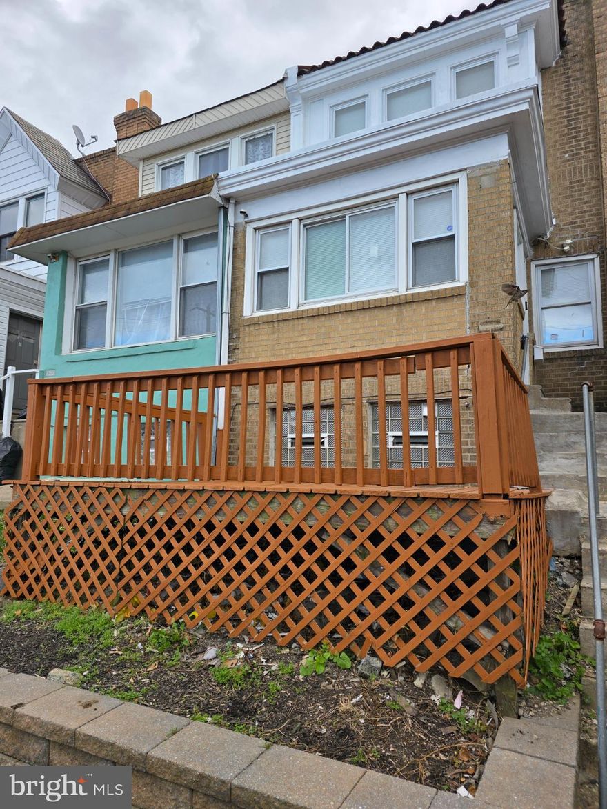 Recently renovated 3+1 bedrooms, 1.5-bathroom AirLite townhouse, offers a prime investment opportunity. Features a fully finished basement with ample natural light, enhancing living space and potential rental income. Exterior highlights include a charming patio/deck, ideal for outdoor entertaining, along with a BBQ grill for summer cookouts. There is convenient off-street parking options. Located less than one minute from public transportation, this home is attractive to renters seeking accessibility. This property is poised for strong rental returns, making it an excellent addition to any investment portfolio. Don't miss the chance to capitalize on this well-maintained asset in a thriving community.