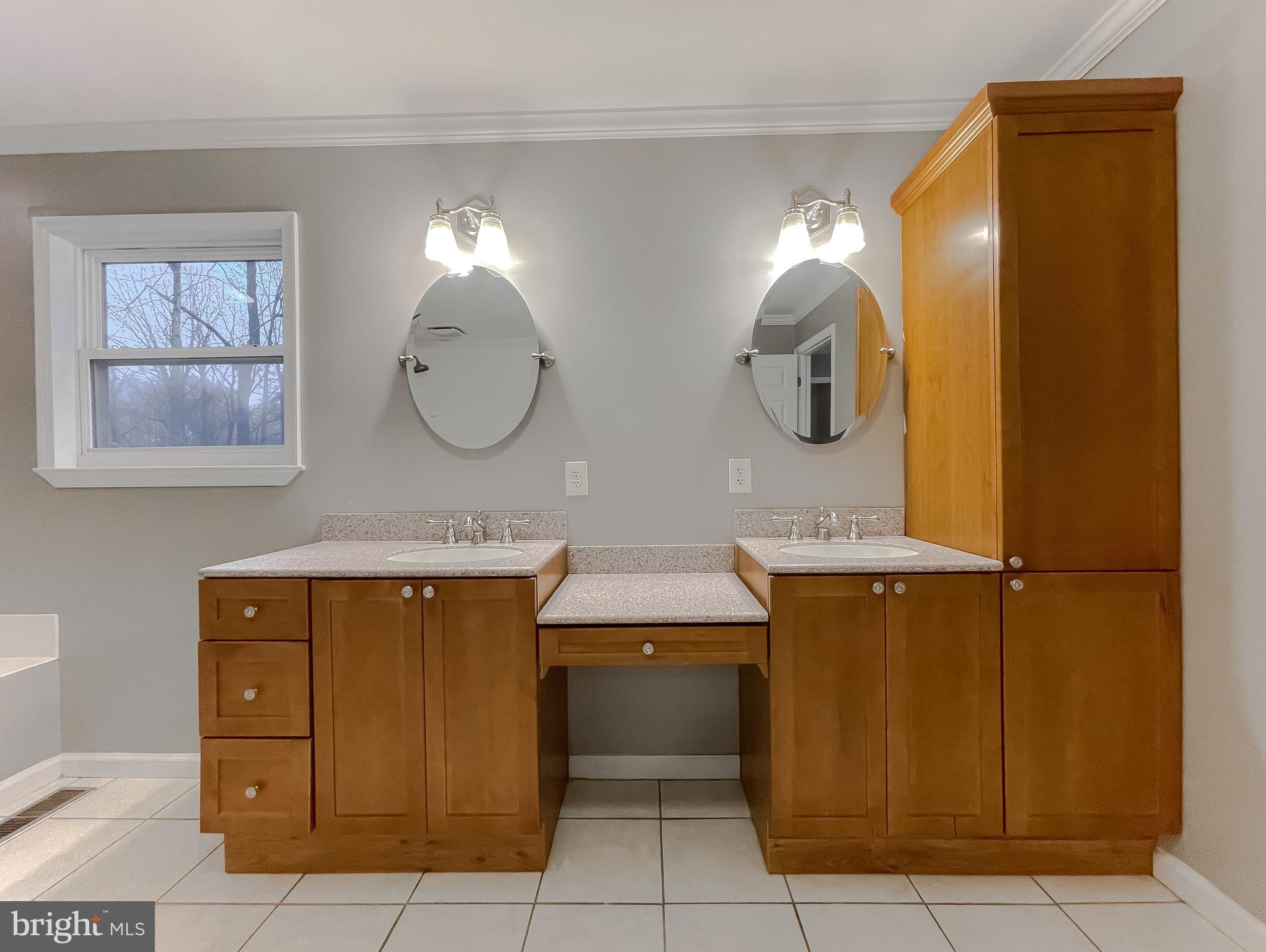 COUNTRY LAKES - Residential