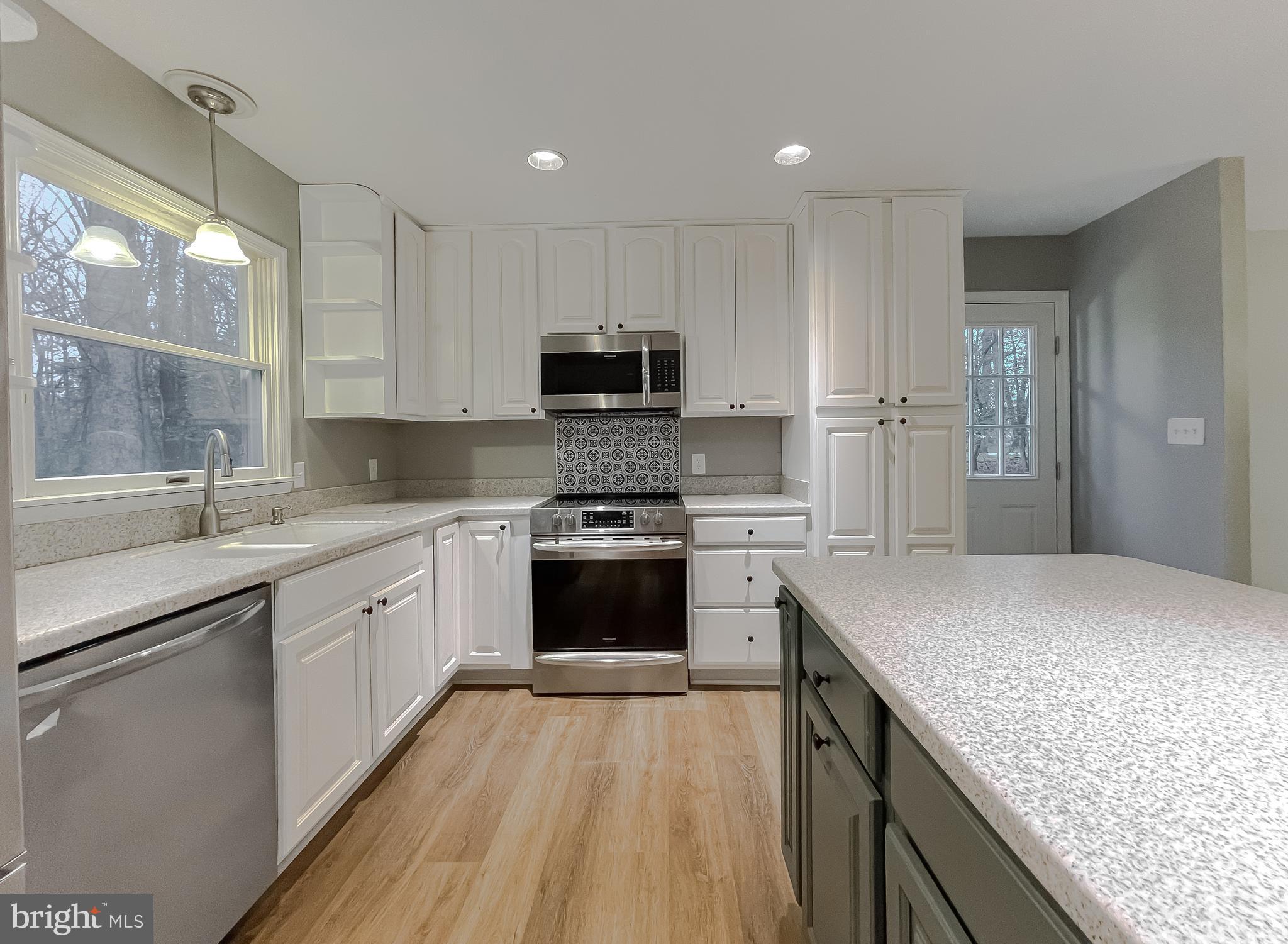 COUNTRY LAKES - Residential