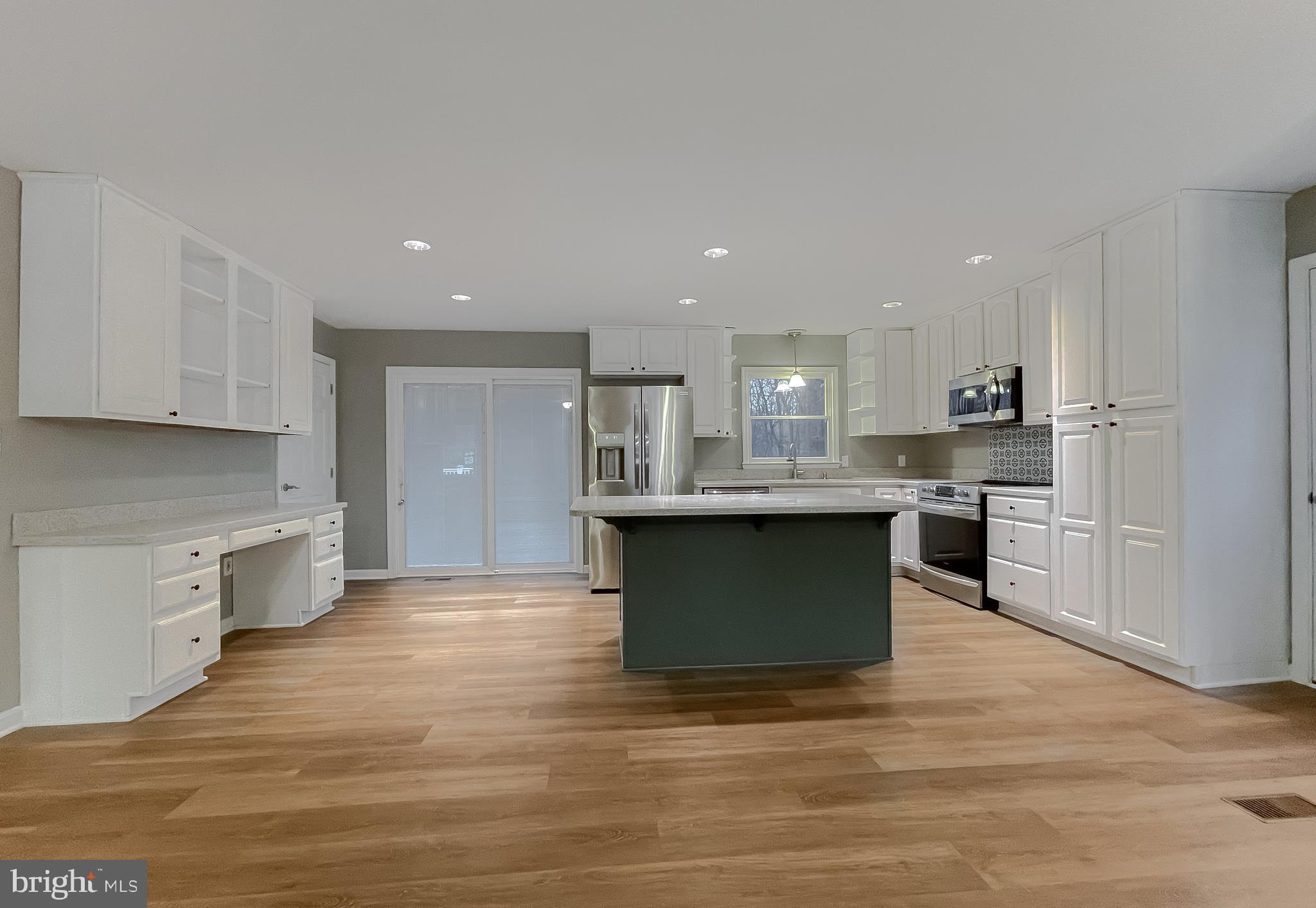 COUNTRY LAKES - Residential