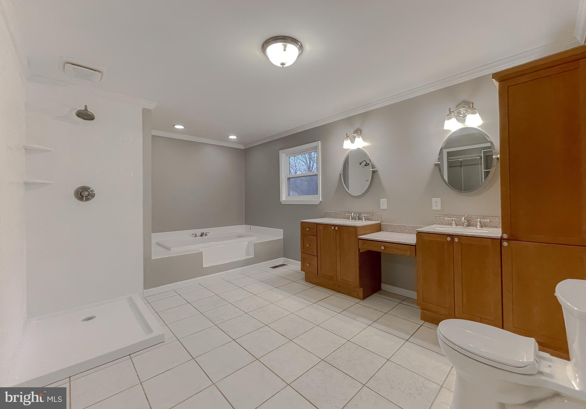 COUNTRY LAKES - Residential