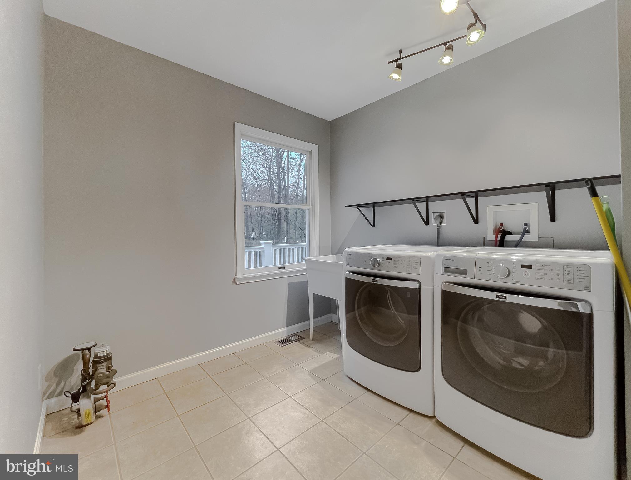 COUNTRY LAKES - Residential