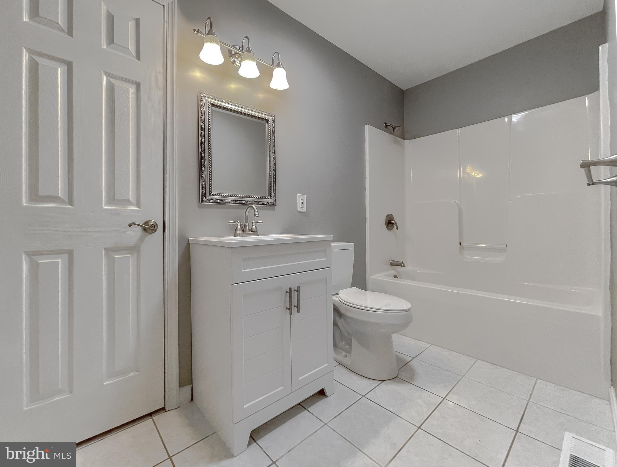 COUNTRY LAKES - Residential