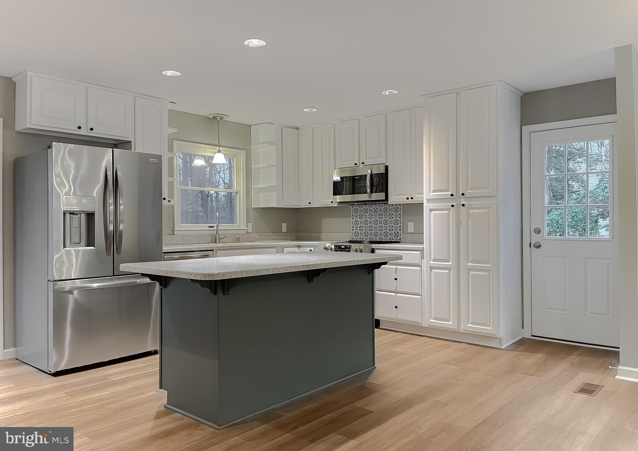 COUNTRY LAKES - Residential