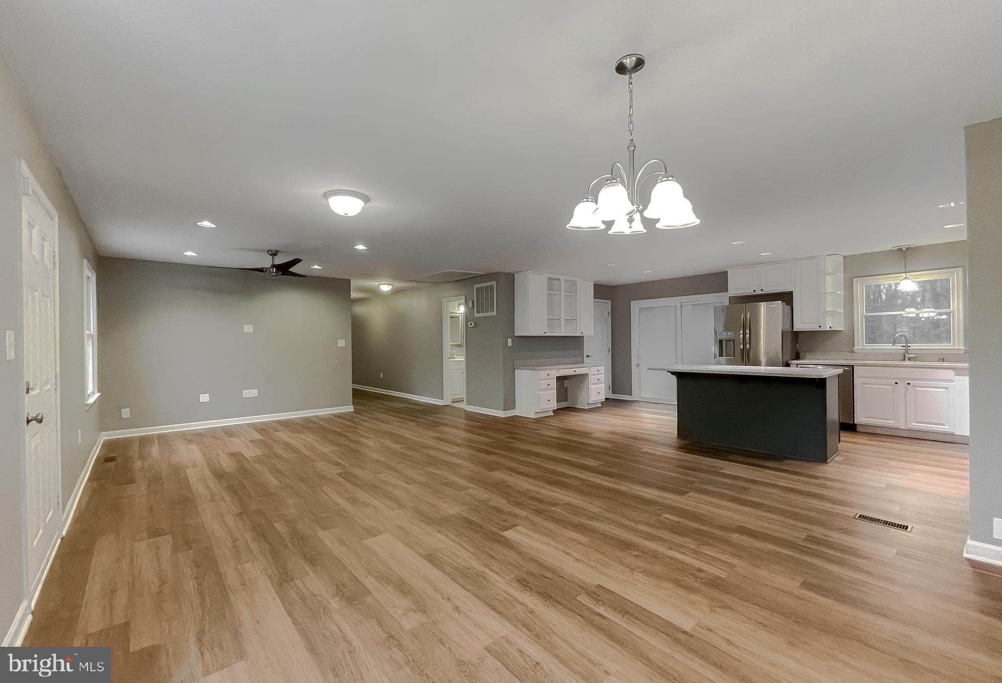 COUNTRY LAKES - Residential