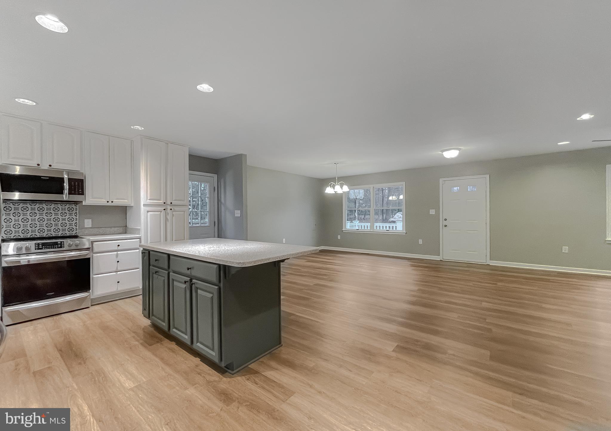 COUNTRY LAKES - Residential