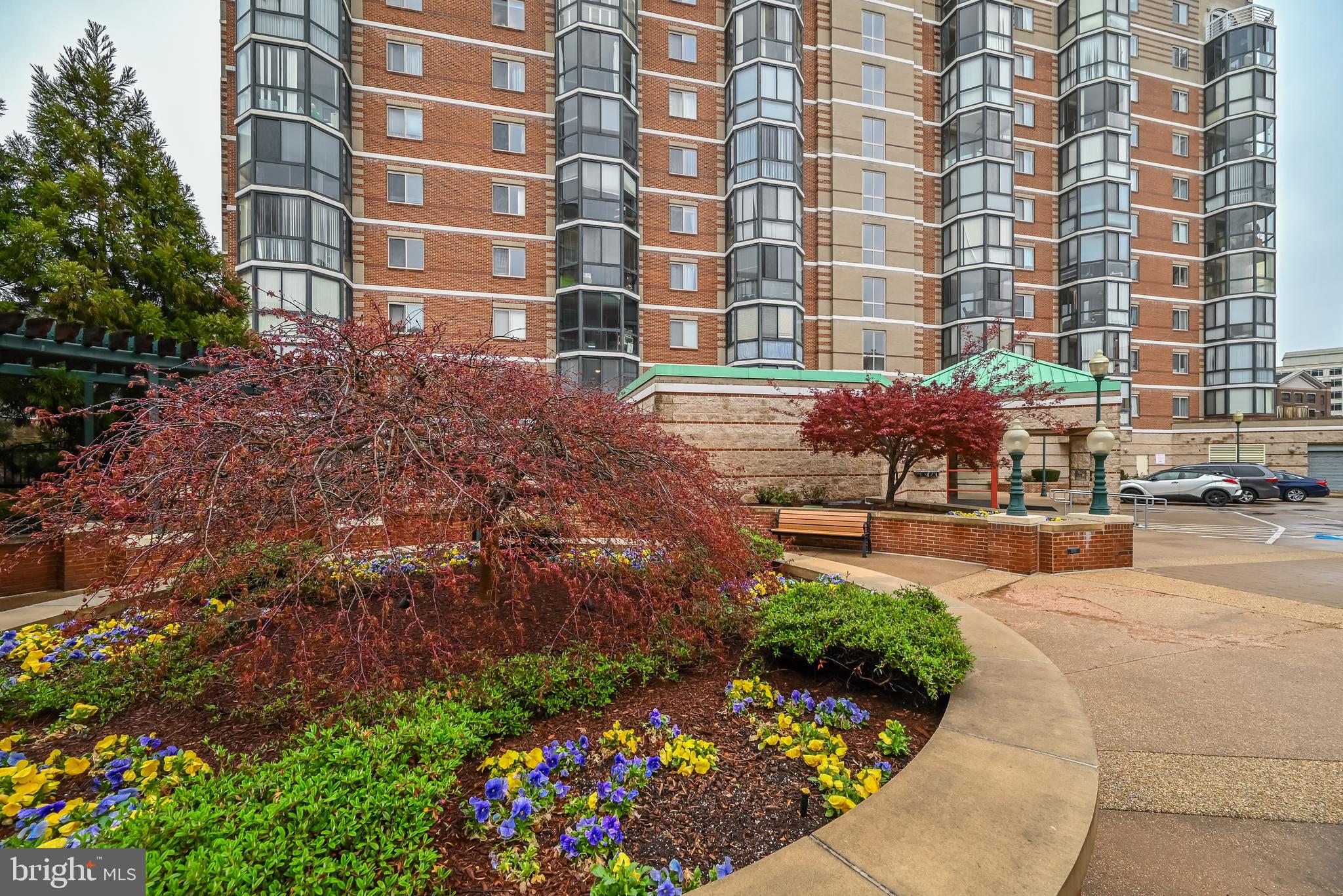 24 COURTHOUSE SQUARE 702