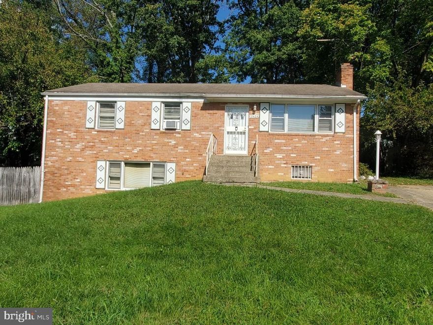 I MISTAKENLY  POSTED  THE WRONG PICTURE. THE RIGHT ONE IS POSTED NOW. INVESTORS SPECIAL 4 BEDROOMS 2 BATH  LOCATED NEAR SHOWING AREA. NEEDS UPGRADES, HAVE SPACE  IN BASEMENT FOR A IN-LAW  SUITE WITH SEPERATE ENTRANCE. THIS IS A ESTATE SALE