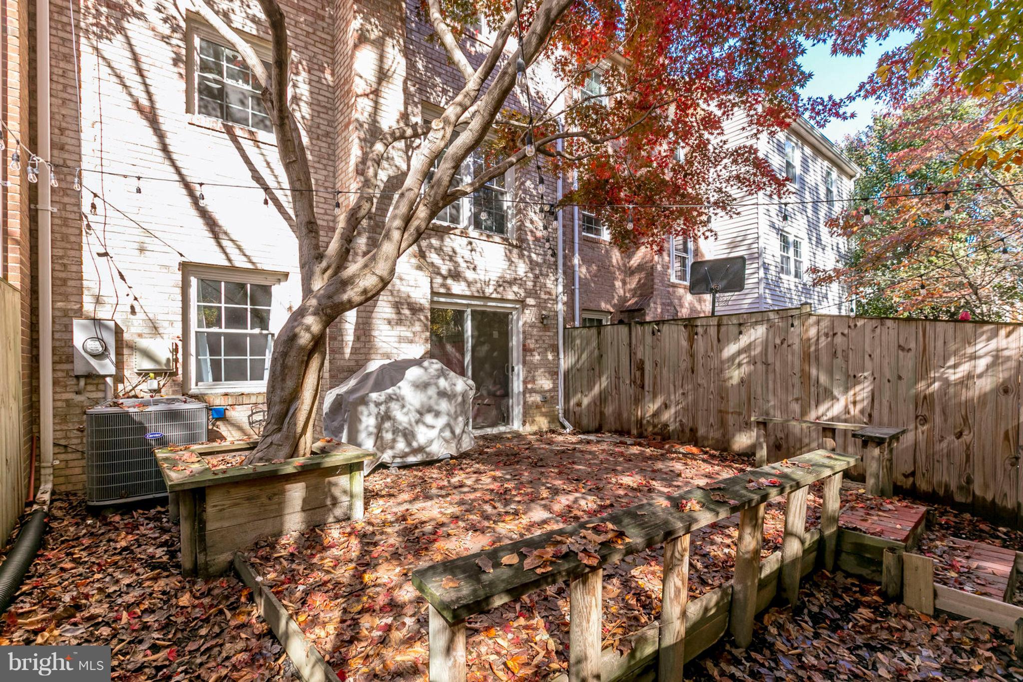 SARATOGA TOWNHOUSES - Residential