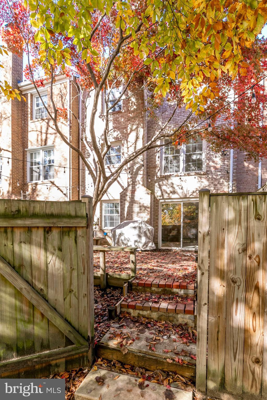 SARATOGA TOWNHOUSES - Residential