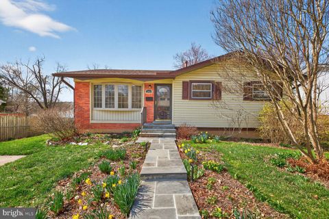 Photo of 12910 Eloise Avenue, ROCKVILLE, MD 20853 (MLS # MDMC2218426)