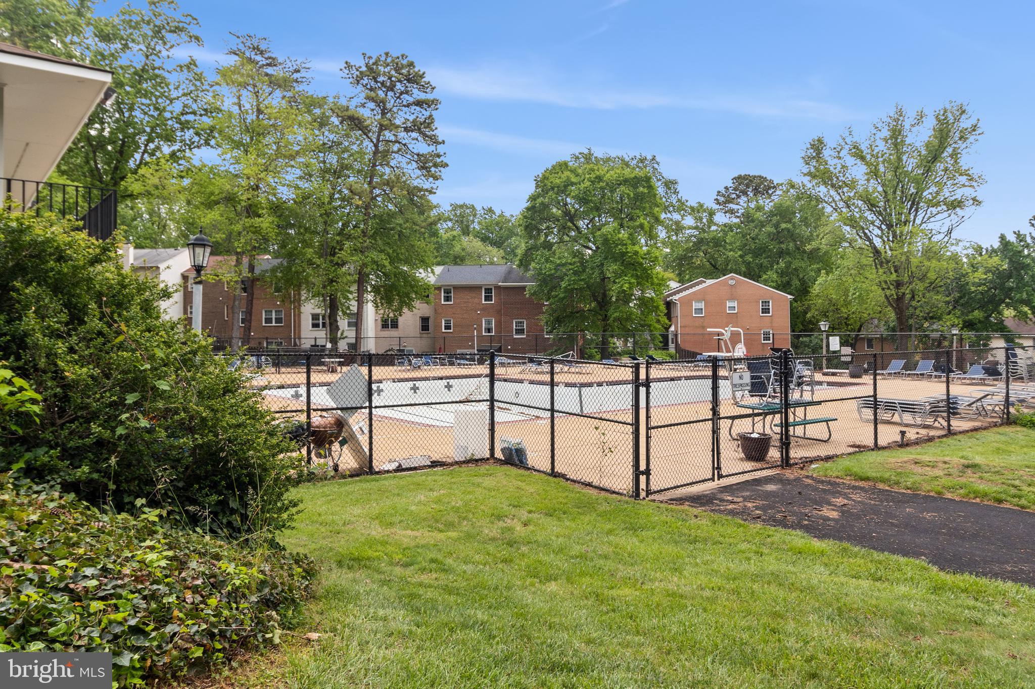STRATHMEADE SQUARE - Residential