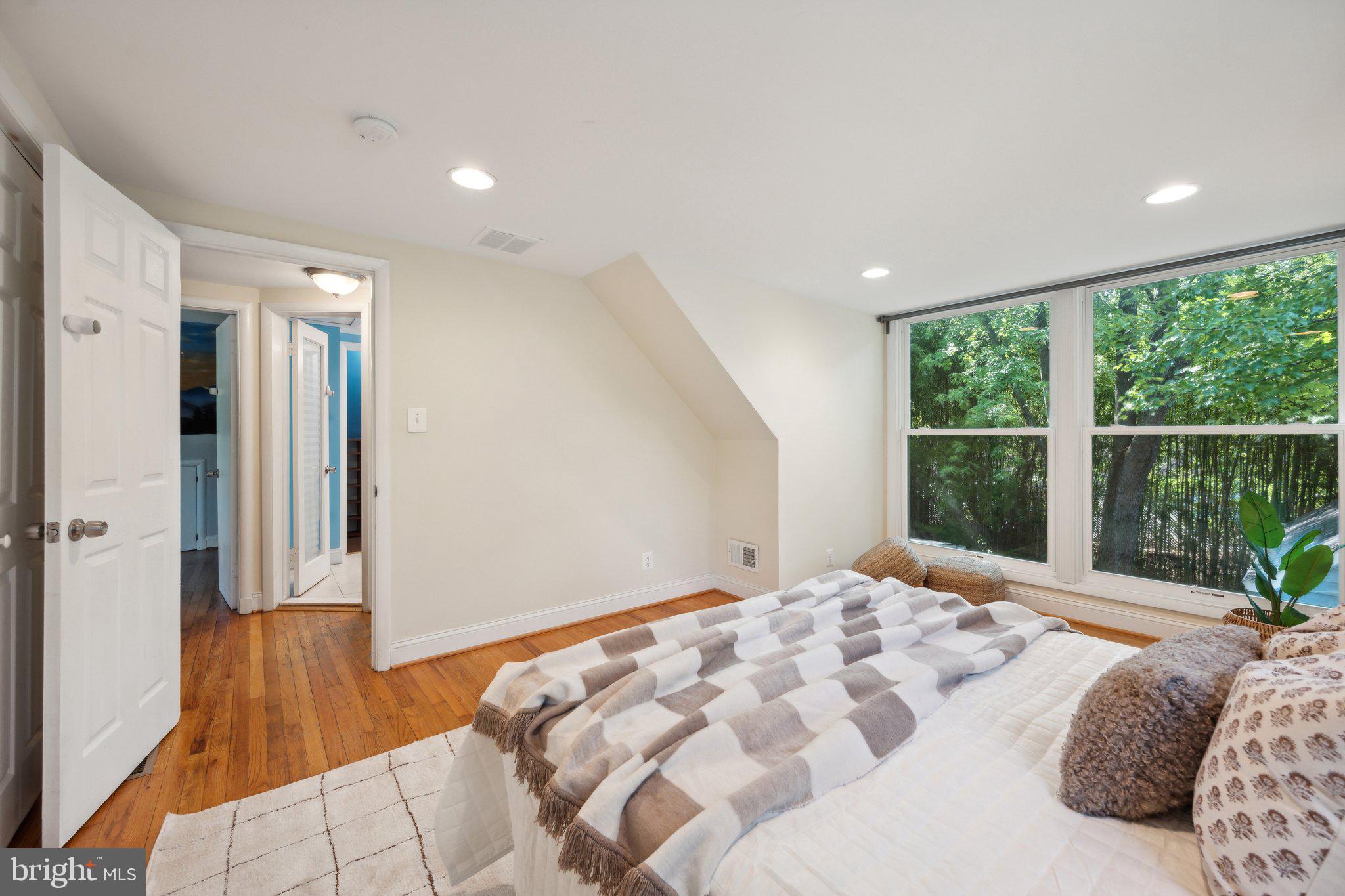 NORTH WOODSIDE - Residential