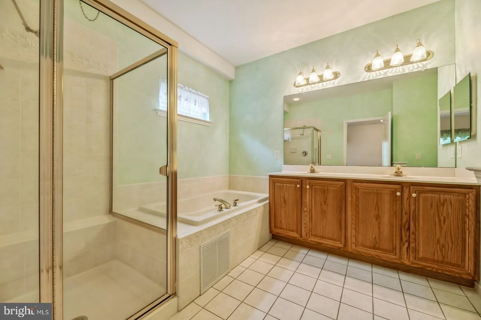 West Windsor, New Jersey 08550, United States, 2 Bedrooms Bedrooms, ,2 BathroomsBathrooms,Residential,Active,141487