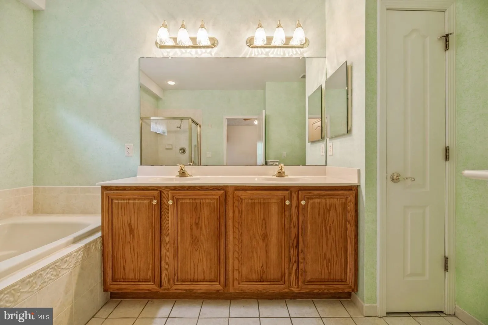 West Windsor, New Jersey 08550, United States, 2 Bedrooms Bedrooms, ,2 BathroomsBathrooms,Residential,Active,141487