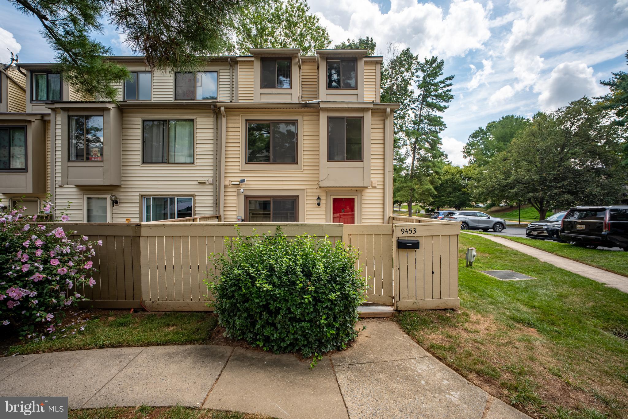 Renovated end-unit townhouse offering a bright, fresh, and inviting feel. Thoughtfully designed layout with spacious living areas, freshly painted interiors, and a private fenced patio—perfect for relaxing or entertaining. Prime location just 5 minutes from Giant and Safeway, with easy access to parks, lakes, shopping, and dining. Close to major commuter routes for a quick and easy drive to work or school. Move-in ready and waiting for you—schedule your tour today!