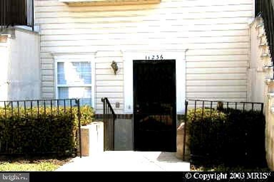 Wonderful NEWLY remodeled unit.  3 Large Bedrooms, 2 full baths, extra laerge kitchen, laundry all on one floor. Patio off sliding glass doors. Tenant pays all utilities. 
Good verifiable rental history and stable income a must. Allow several days for procssing and approval.
See application package in documents.
Once application package has been received in FULL and verified, applicant(s) will then receive a link to rentspree, at which time they will then pay rentspree for application.