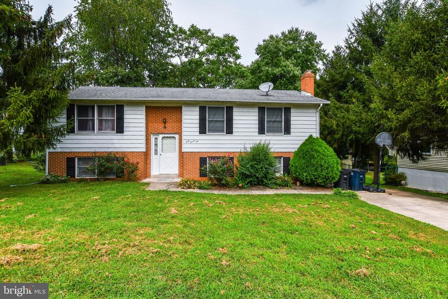 SPACIOUS SPLIT FOYER*REC ROOM CAN BE USED AS 4TH BEDROOM W / PRIVATE HALF BATH*LARGE EAT - IN KITCHEN W/SLIDERS TO CUSTOM DECK*COZY PANELLED FAMILY ROOM W / WOOD STOVE & STONE HEARTH*OPEN FOYER* PRIVATE BACKYARD* & SO MUCH MORE...SUPERB HOME AT GREAT PRICE!