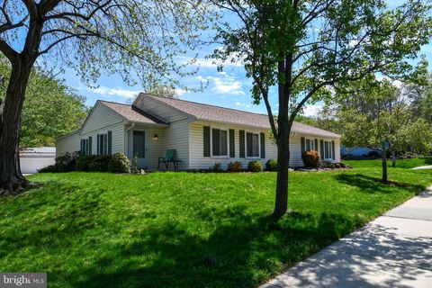 Photo of 14802 Lindsey Lane #225-B, SILVER SPRING, MD 20906 (MLS # MDMC2227562)