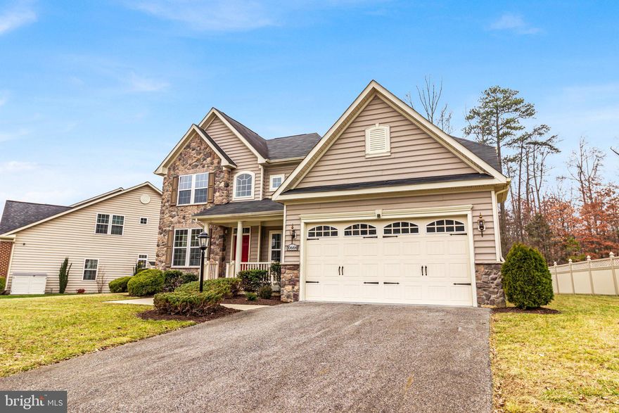 BEAUTIFUL HOME 4 BED, 2 FULL BATHS, AND 1 HALF BATH. RECENTLY PAINTED HOUSE WITH SOME UPGARDES, NEW CARPET, SOME NEW LIGHTS,  CLEAN LANDSCPAE, AND MUCH MORE. HOUSE VERY WELL LOCATED, CLOSE TO SCHOOLS, SHOPPING, PARKS AND MAJOR ROADS. NICE SIZE BACK YARD FOR ENTRETAINMENT. THIS HOUSE IS A MUST SEE.....