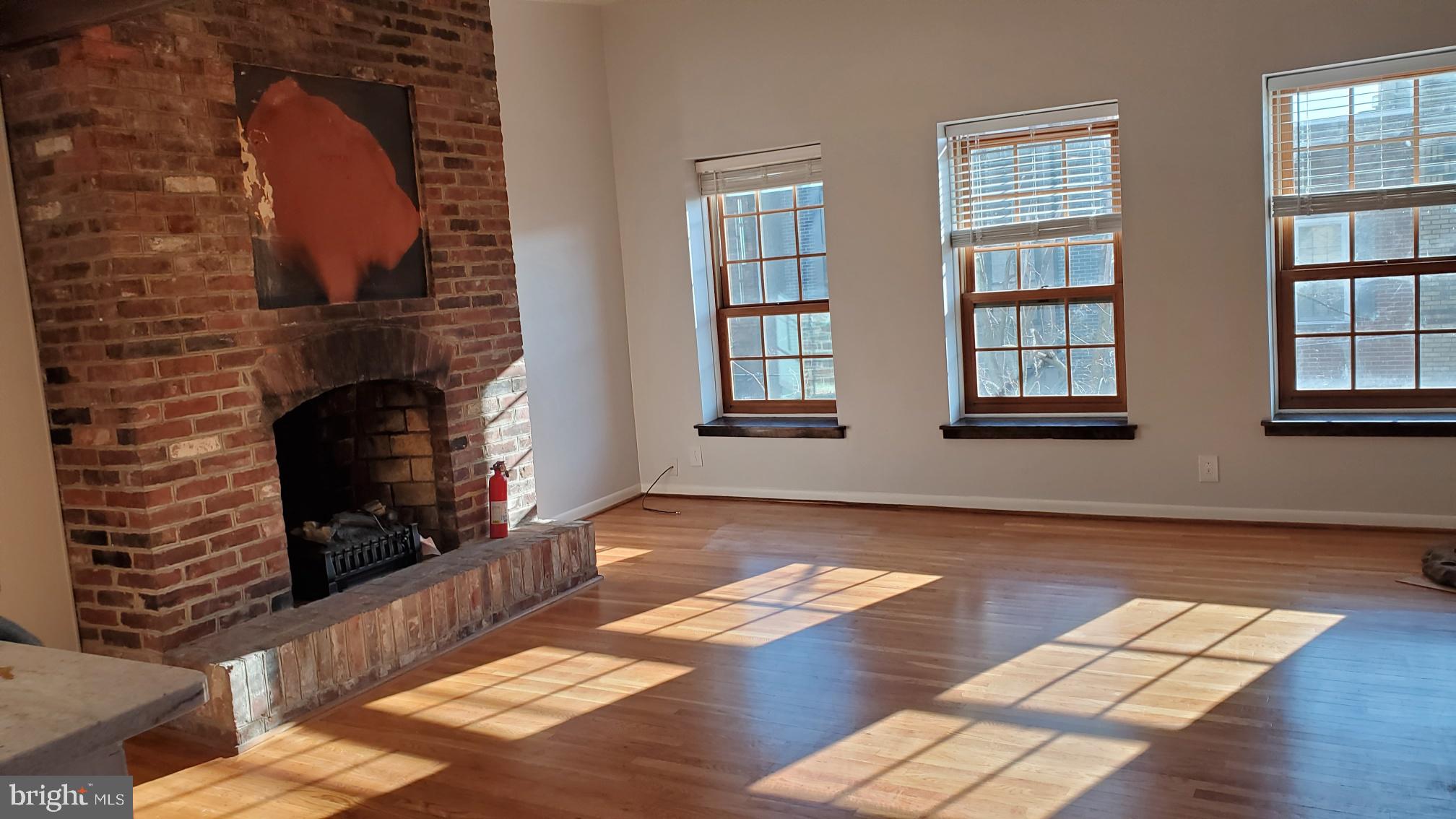 Like-new 2 bedroom condominium on one of Queen Village's most attractive streets. This 1000 feet space with hardwood floors throughout features 2 bedrooms with a remodeled bathroom and stunning new kitchen with a breakfast bar, and new granite counters fully applianced with stainless steel and new lighting. Very large living room is big enough to accommodate a dining room table and features a fireplace and large skylight. This unit is bright and quiet with newer heating and air conditioning, washer/dryer and plenty of closet space for storage. It is a 1/2 block from Essene grocery, shops, restaurants and transportation. Available immediately!