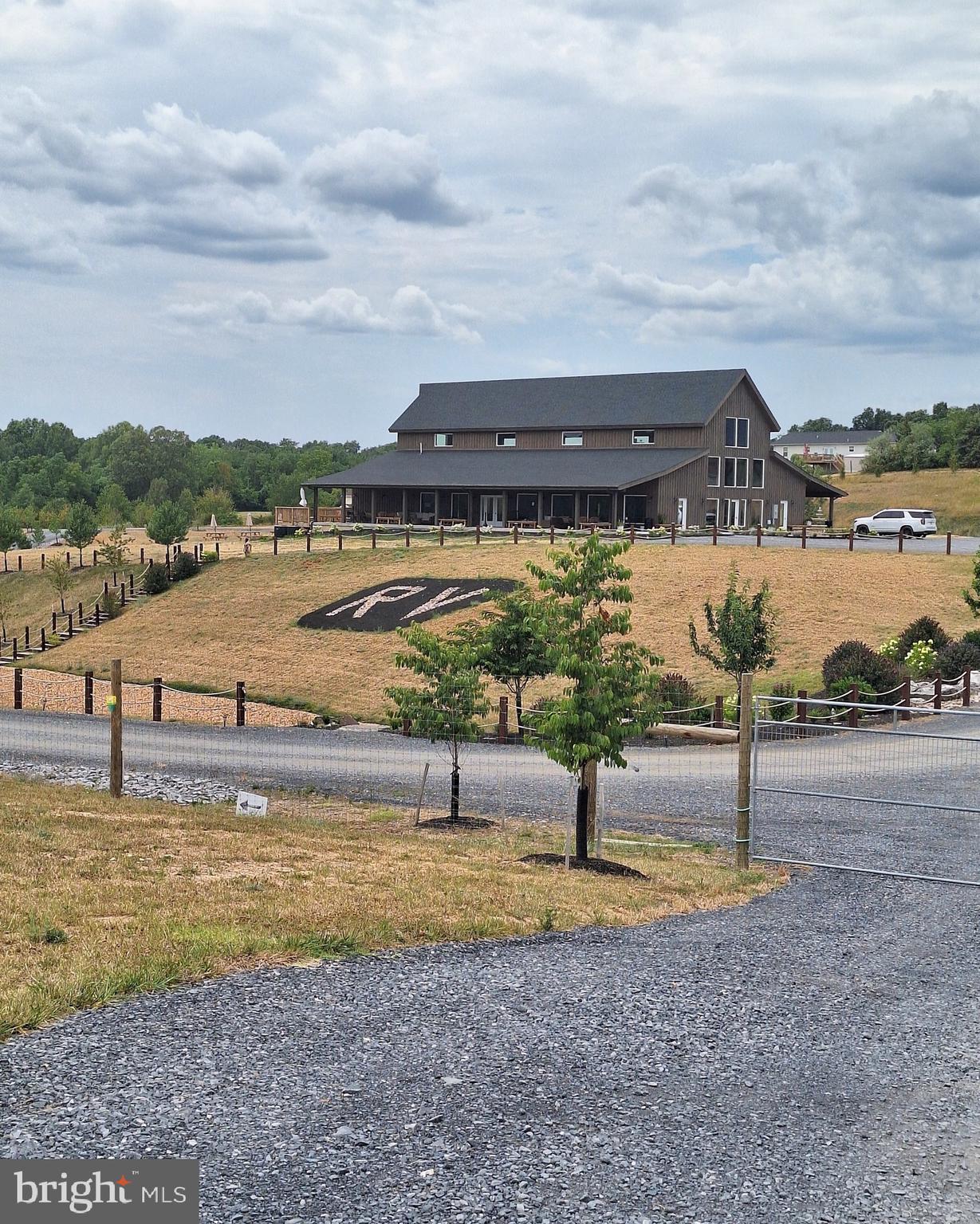 THUNDERBIRD FARM - Residential