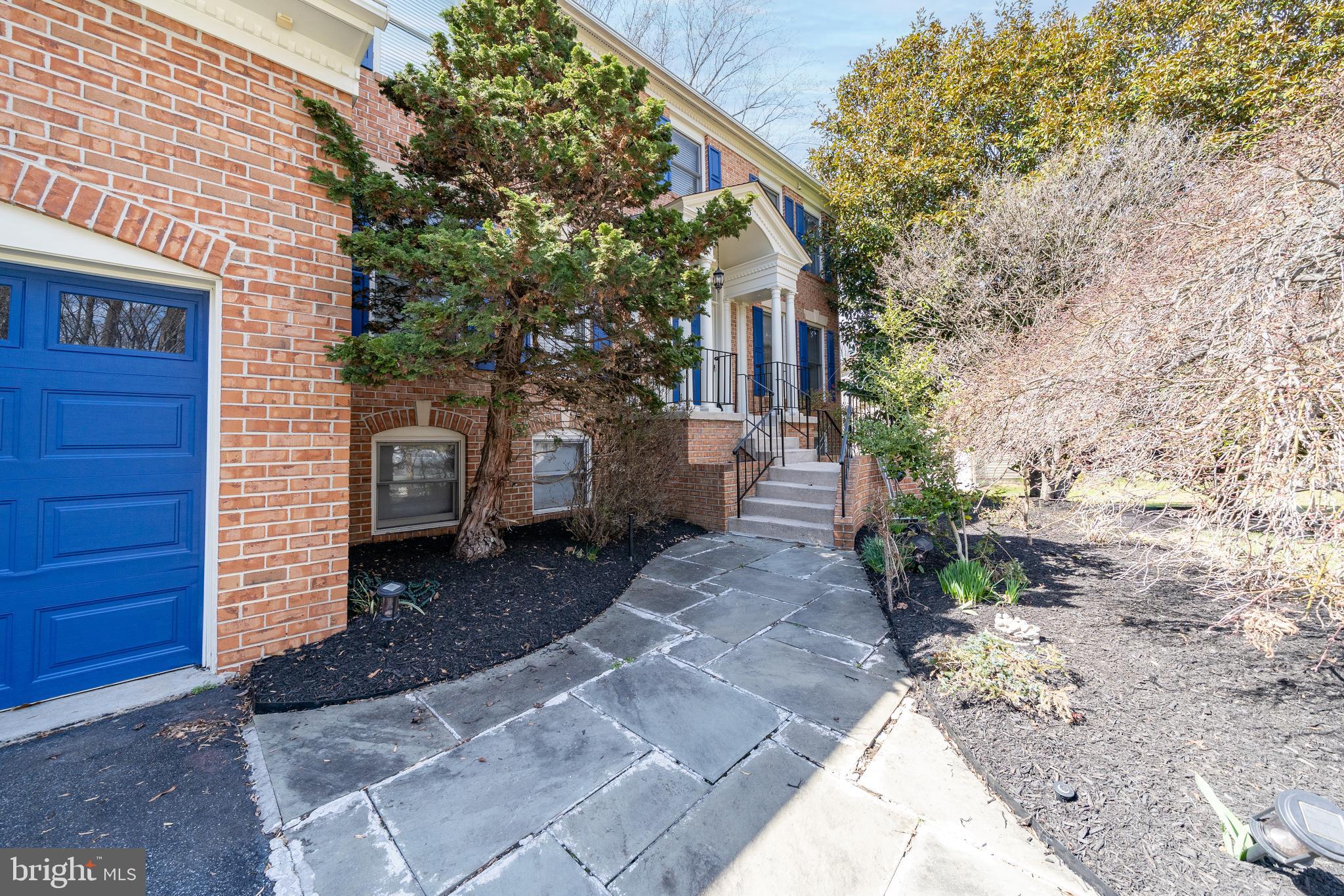715 HAWKESBURY LANE