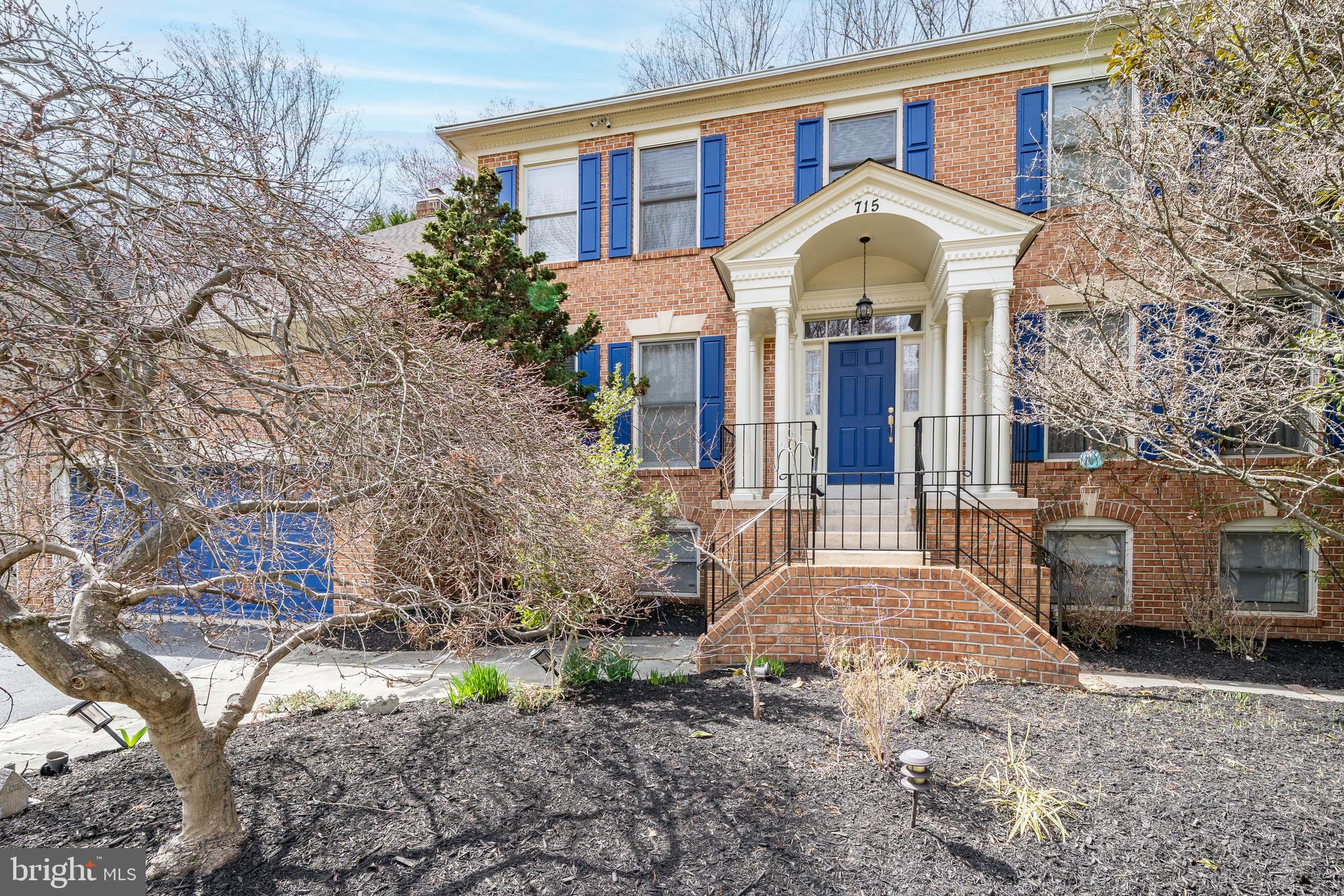 715 HAWKESBURY LANE