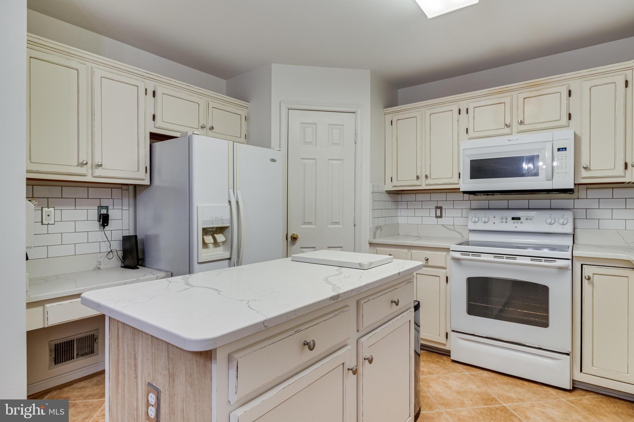 3074 LAKE HILL COURT