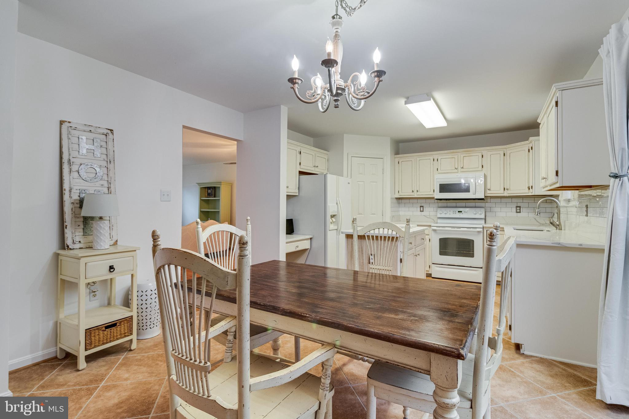 3074 LAKE HILL COURT