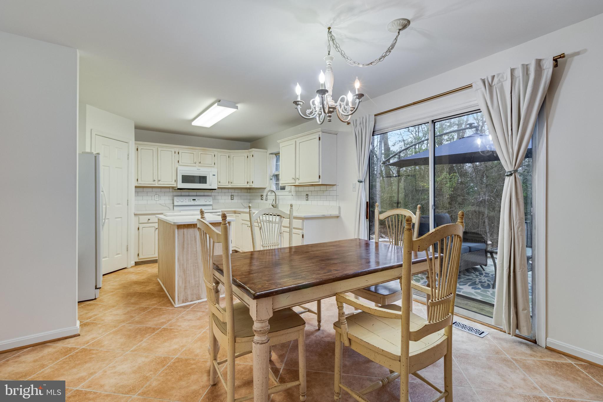 3074 LAKE HILL COURT