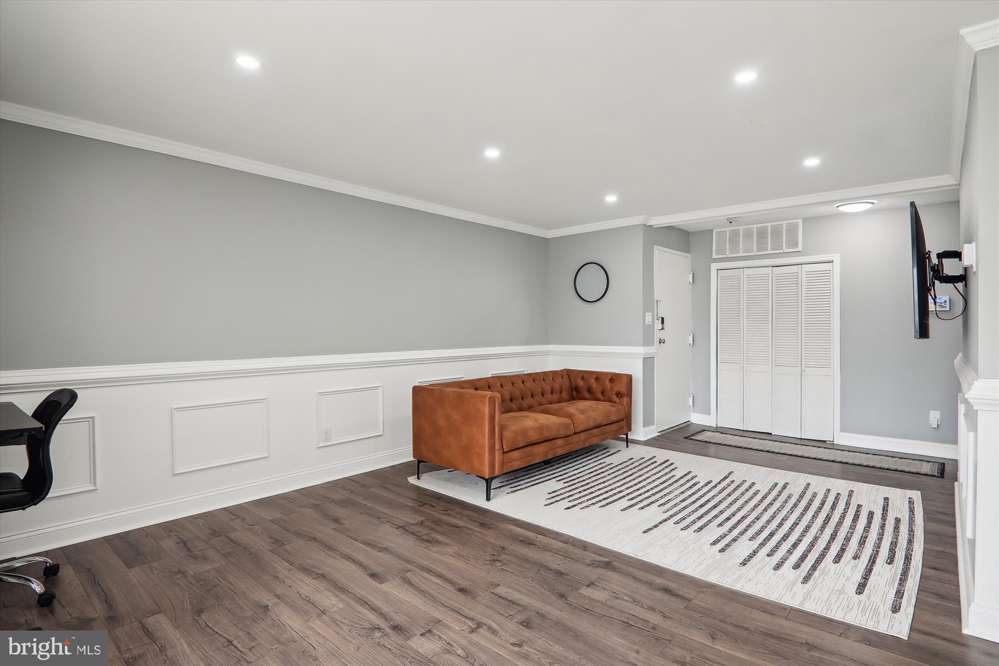 HUNTLEY SQUARE CONDOMINIUMS - Residential